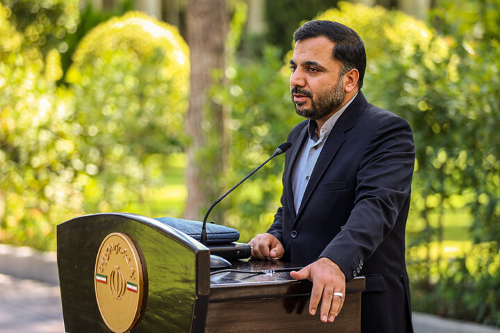 Iranpress: وزیر ارتباطات خبر داد:۳۰ گیگابایت اینترنت هدیه دولت به معلمان