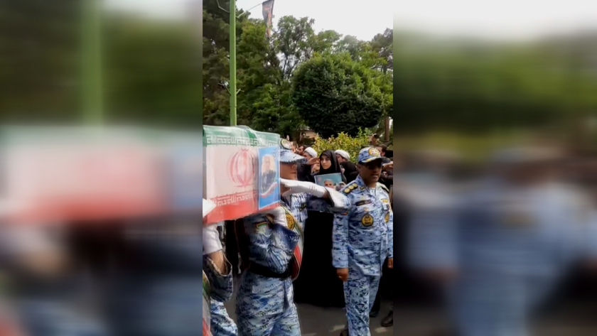 Iranpress: لحظه ادای احترام نظامی دختران خلبان سید طاهر مصطفوی به پیکر پدرشان