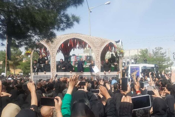 ایران پرس: پیکر رئیس جمهور شهید بر دستان مردم بیرجند تشییع شد