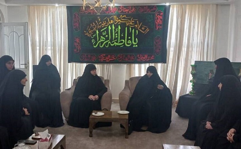 Iranpress: حضور فرزندان سید حسن نصرالله و سید عباس موسوی در منزل شهید رئیسی