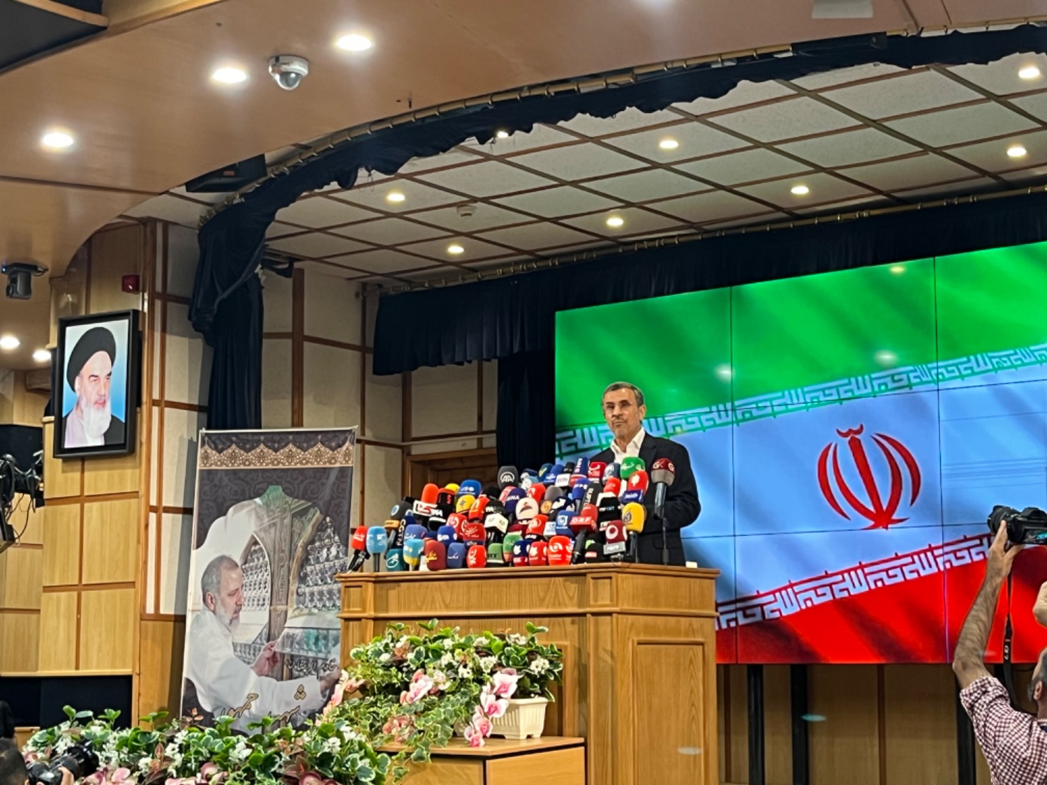 Iranpress: احمدی نژاد: مسائل کشور با استفاده حداکثری از ظرفیت‌های ملی قابل حل است