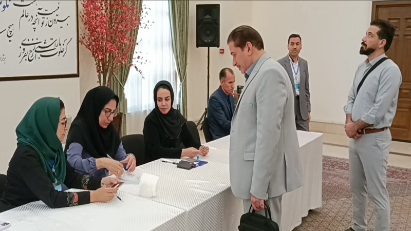 Iranpress: آغاز فرآیند رأی‌گیری در حوزه‌های انتخابیه تاجیکستان
