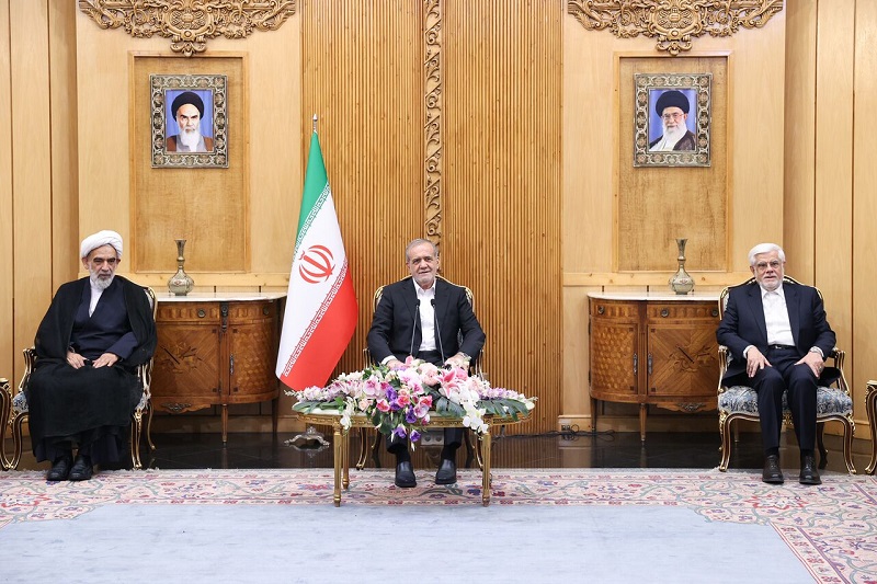 Iranpress: پزشکیان: مقرر شد تیمی از ایران و عراق برنامه‌های راهبردی بلندمدت را تدوین کنند