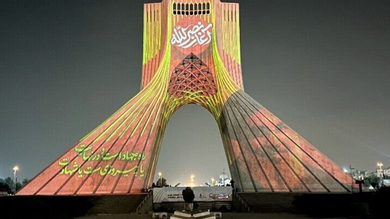 Iranpress: تصاویر شهید سید حسن نصرالله روی برج آزادی به نمایش درآمد