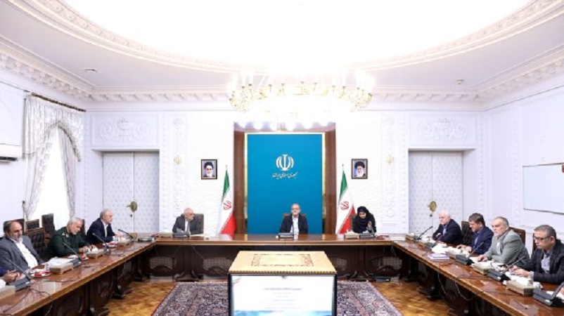 Iranpress: تاکید پزشکیان بر حضور بخش خصوصی در حوزه حمل و نقل ریلی، جاده‌ای و توسعه اسکله‌‌ها
