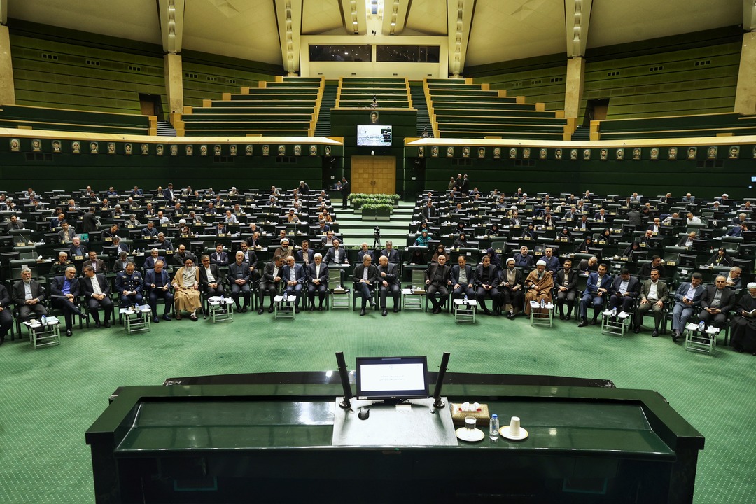 Iranpress: برگزاری نشست مشترک دولت و مجلس