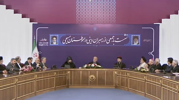 Iranpress: دیدار پزشکیان با جمعی از هم‌ میهنان مسیحی و رهبران دینی