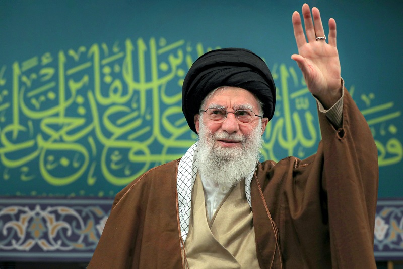 Iranpress: مردم قم به دیدار رهبر انقلاب می‌روند