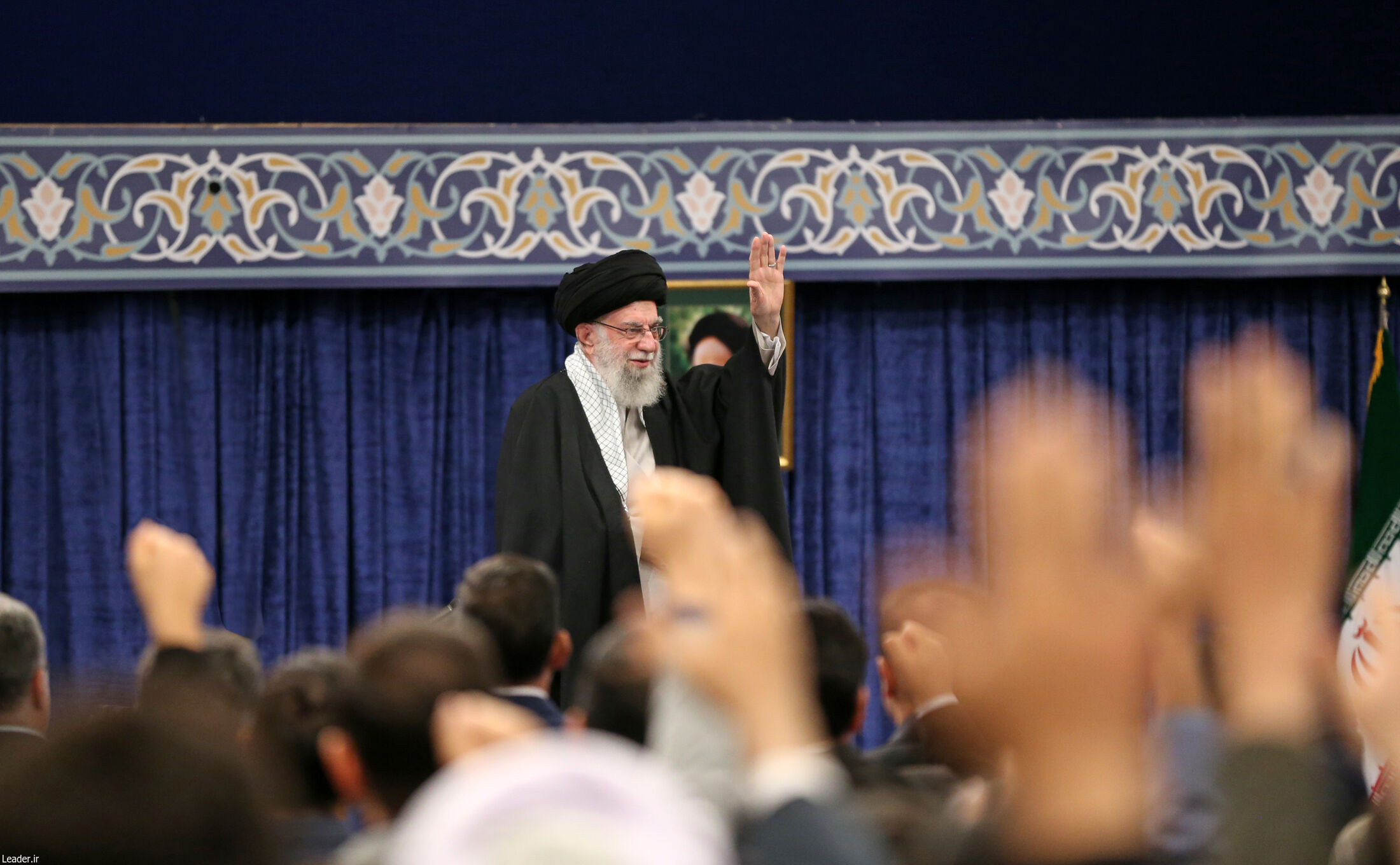 Iranpress: رهبر معظم انقلاب: مهترین وظیفه رسانه‌ها شکستن توهم اقتدار آمریکا است