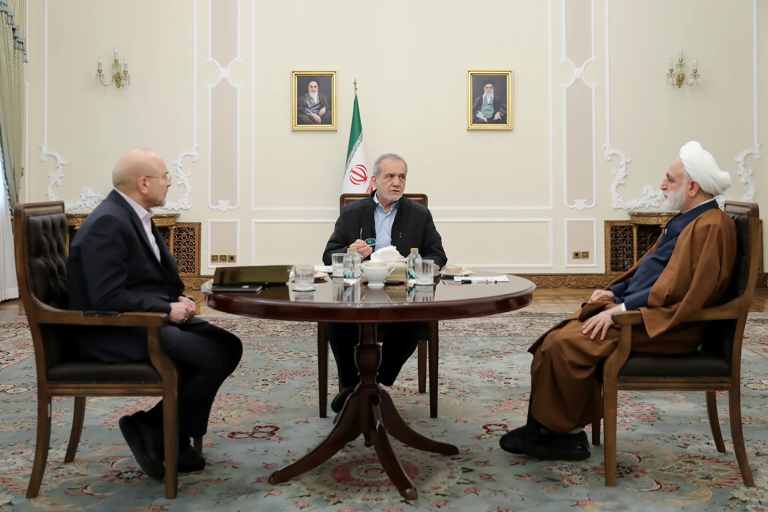 Iranpress: جلسه سران قوا برگزار شد