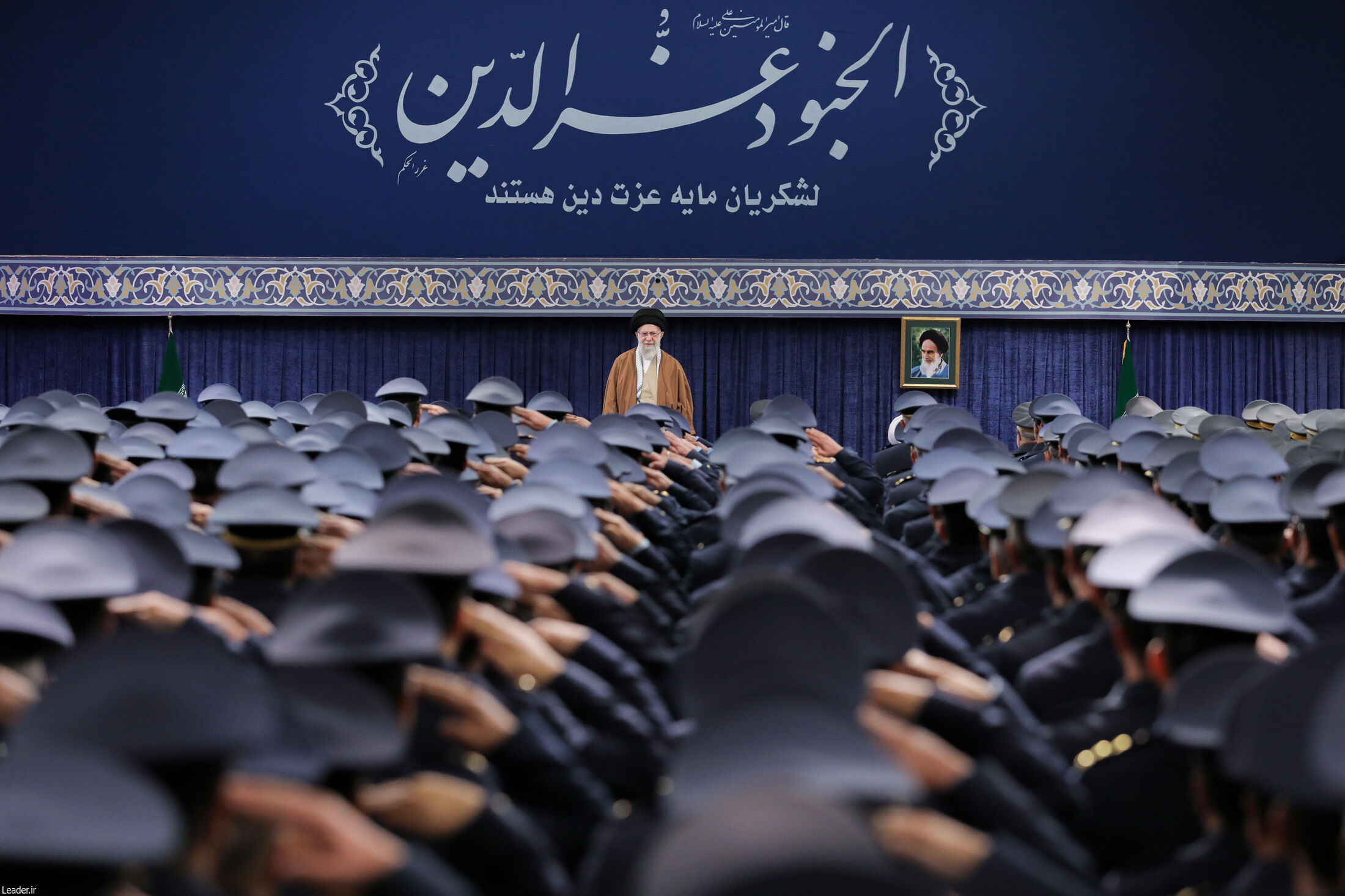 Iranpress: رهبرمعظم انقلاب: مذاکره با آمریکا هوشمندانه، عاقلانه و شرافتمندانه نیست