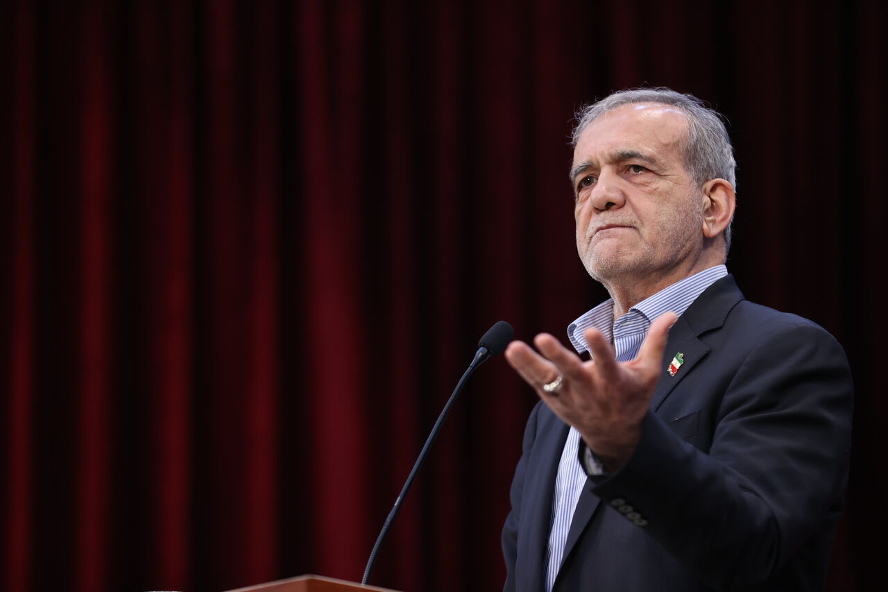 Iranpress: رئیس‌جمهور: با تکیه به توان داخلی، ایران را می‌سازیم و به تحریم‌ها پاسخ می‌دهیم