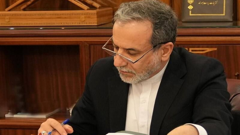 Iranpress: عراقچی: رزمایش مرکب کمربند امنیت دریایی نشان از اقتدار نیروی دریایی ارتش دارد
