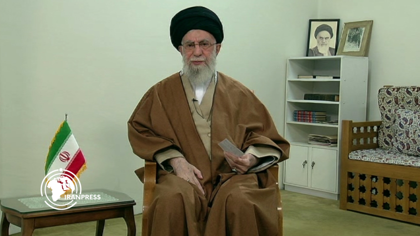 Iranpress: رهبر انقلاب: آینده کشور با سرمایه‌گذاری و تلاش همگانی روشن خواهد بود