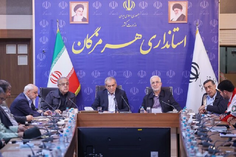 Iranpress: پزشکیان در هرمزگان: چرا کانتینرها باید ماه‌ها در بندر بمانند؟
