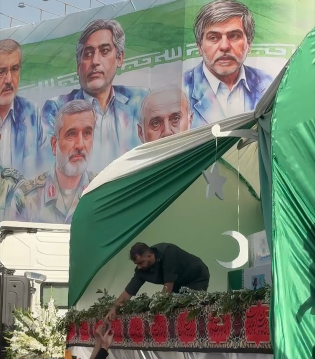 Iranpress: تشییع شهدای اقتدار ملی در میان سیل خروشان ملت قهرمان