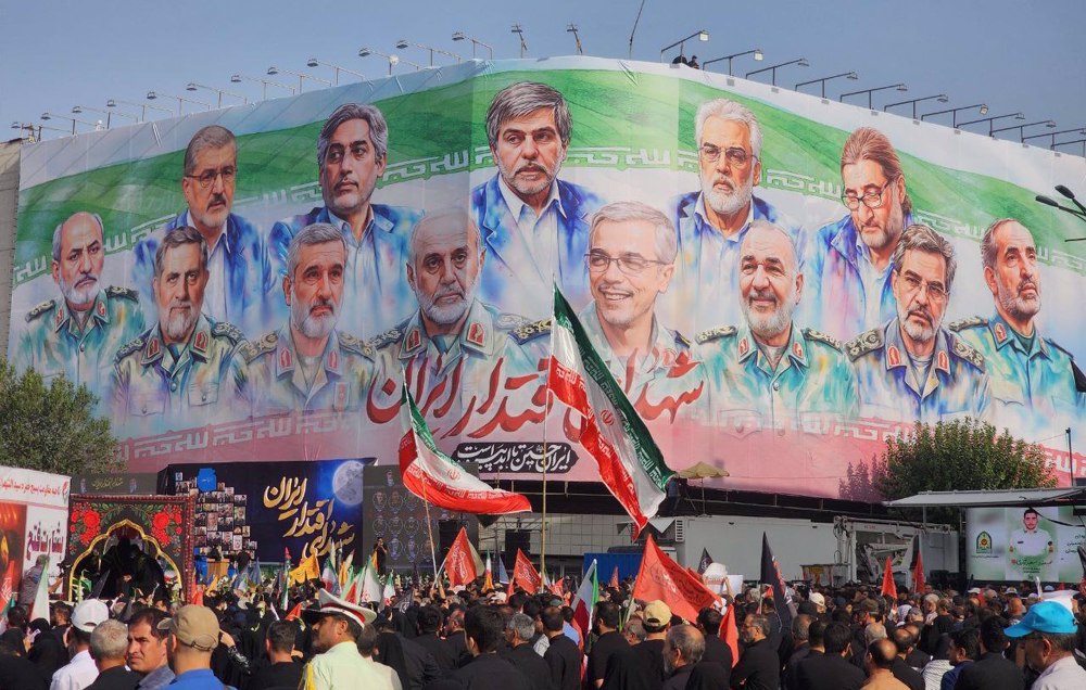 Iranpress: مراسم تشییع و تدفین شهدای اقتدار ایران