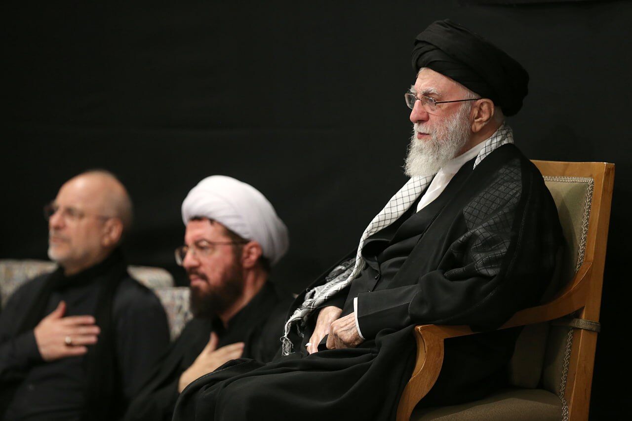 Iranpress: مراسم شب عاشورای حسینی‌ با حضور رهبر معظم انقلاب برگزار شد