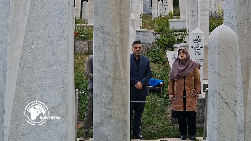Iranpress: ادای احترام سخنگوی دولت  به یادمان شهدای بوسنی و علی عزت بگوویچ