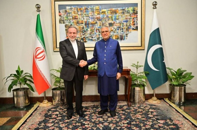 Iranpress: دیدار عراقچی با همتای پاکستانی و تأکید بر تقویت روابط تهران - اسلام‌آباد