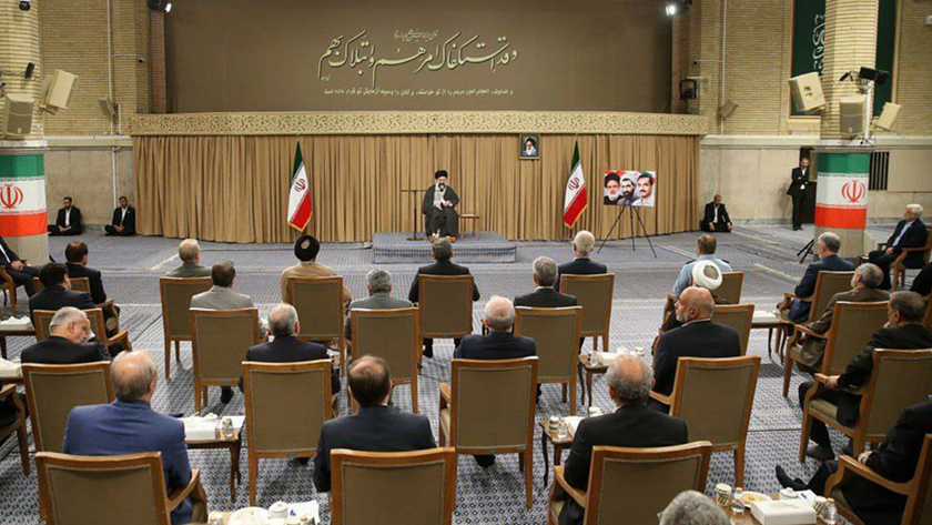Iranpress: قدردانی ویژه رهبر معظم انقلاب اسلامی از رئیس جمهور و دولت ایران
