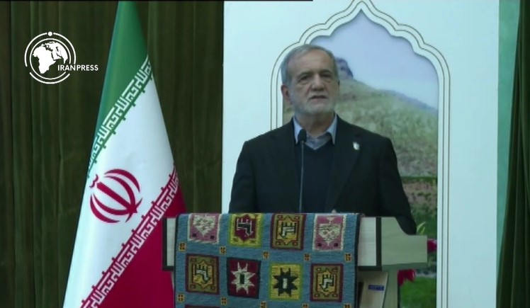 Iranpress: نشست پزشکیان با فرهیختگان و فعالان فرهنگی استان چهارمحال و بختیاری