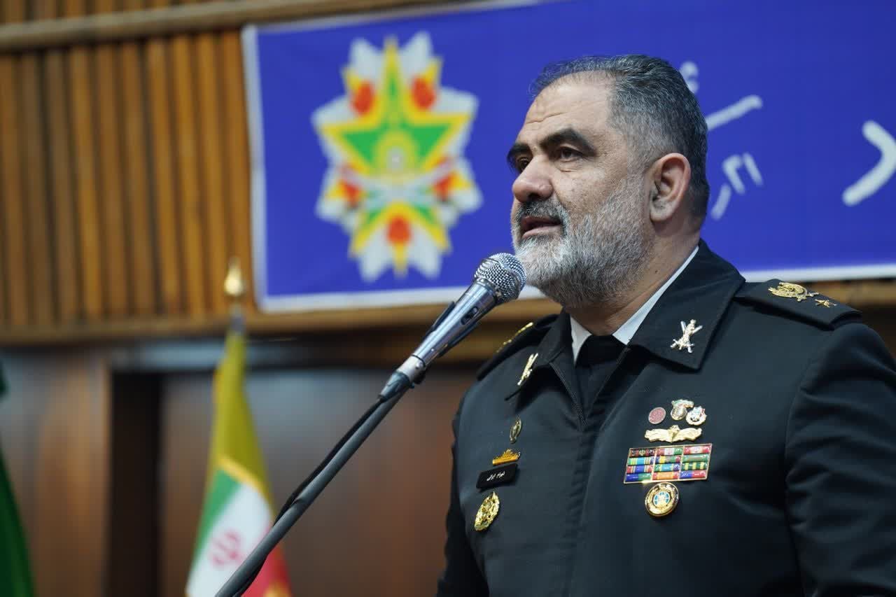 Iranpress: امیر دریادار ایرانی: قدرت دریایی ایران لنگرگاه ثبات در منطقه است