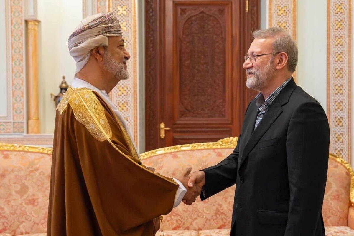 Iranpress: دیدار سه‌ساعته لاریجانی با سلطان عمان در مسقط