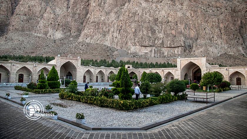ایران پرس: کاروانسرای بیستون در کرمانشاه در قاب تصویر