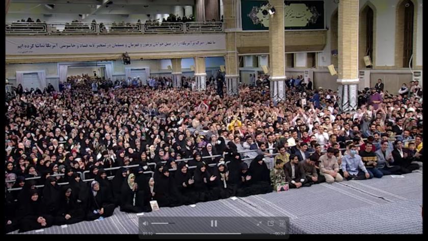 Iranpress: بسیج لندن و پاریس و کف و سوت دهه هشتادی‌ها در حضور رهبر انقلاب