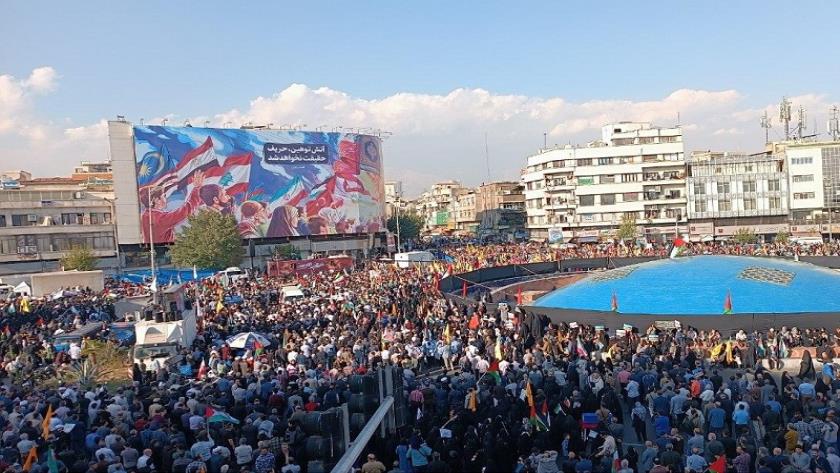 Iranpress: تجمع مردمی حمایت از مردم مظلوم غزه در میدان انقلاب تهران
