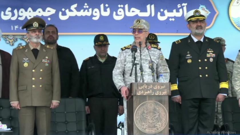 Iranpress: سرلشکر باقری: ناوشکن دیلمان در خدمت تامین آرامش ناوگان تجاری در شمال کشور است