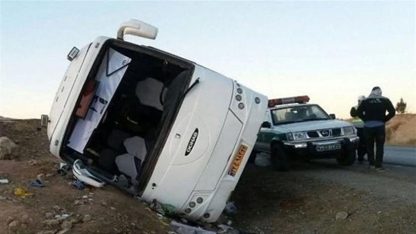 Iranpress: ۱۶ مصدوم در اثر واژگونی مینی‌بوس حامل دانش آموزان در دلفان