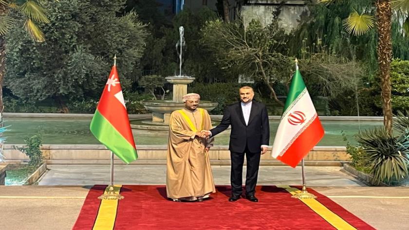 Iranpress: استقبال وزير امورخارجه ایران از همتای عمانی خود