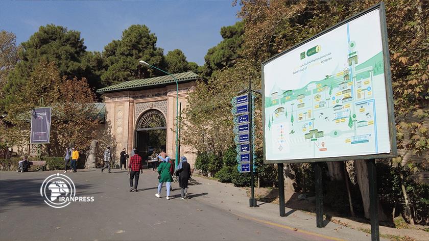 Iranpress: رونق گردشگری پاییزی در مجموعه سعدآباد تهران  