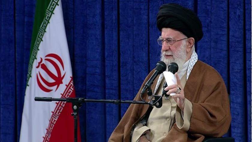 Iranpress: رهبر انقلاب: سیاست راهبردی دشمن، خارج کردن مردم از صحنه است