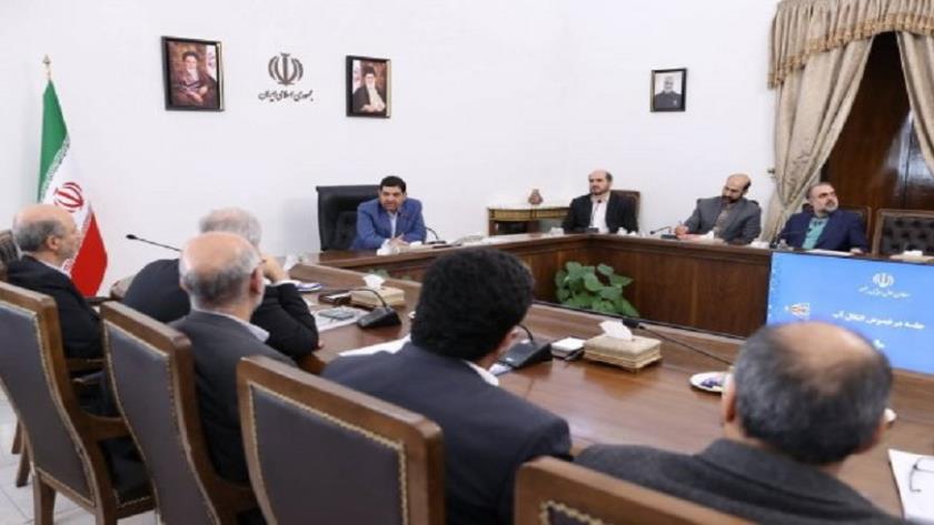 Iranpress: مخبر: دولت با جدیت به دنبال حل مشکلات حمل و نقل عمومی است