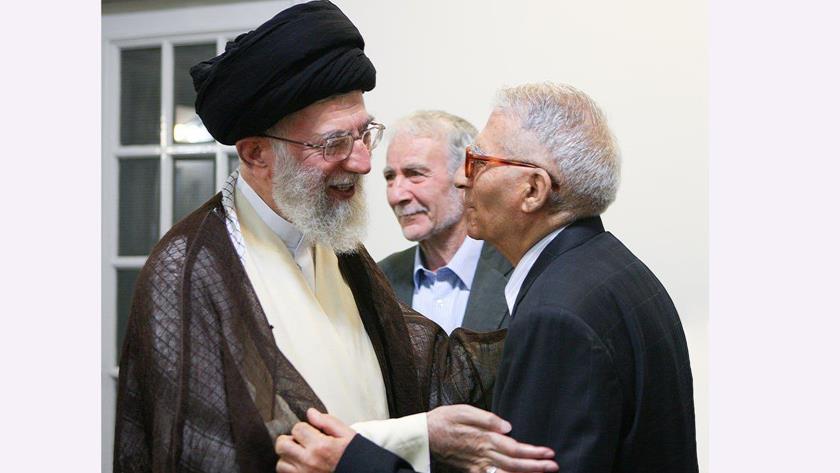 Iranpress: پیام تسلیت رهبر انقلاب اسلامی در پی درگذشت فیلسوف غرب‌شناس دکتر کریم مجتهدی