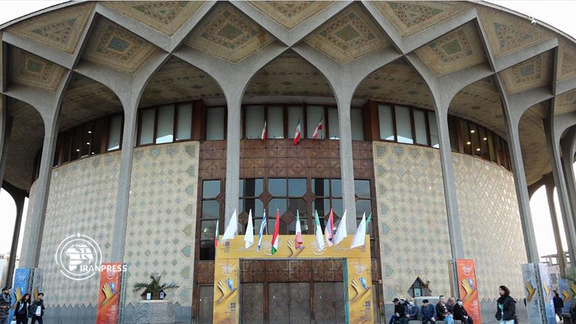 Iranpress: استقبال علاقه مندان به تئاتر از جشنواره بین المللی فجر