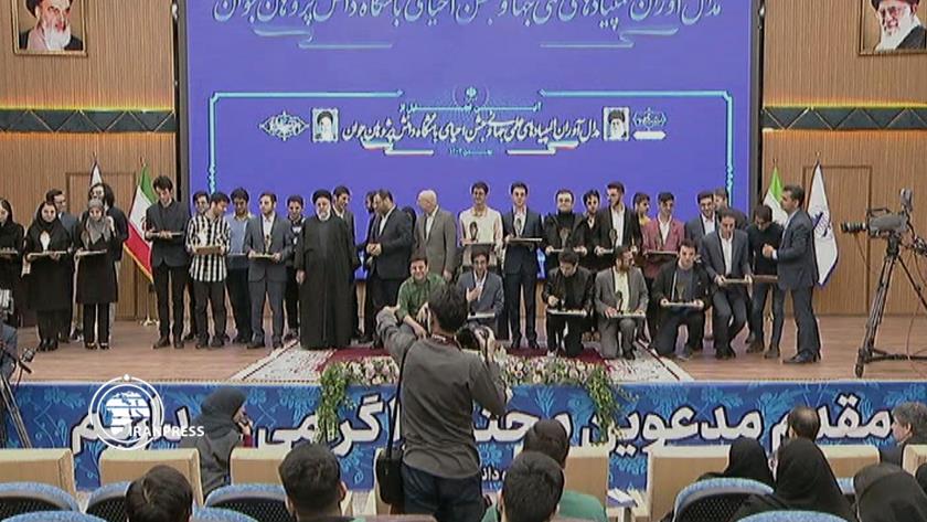 Iranpress: تجلیل رئیس جمهور از مدال آوران المپیادهای علمی جهانی