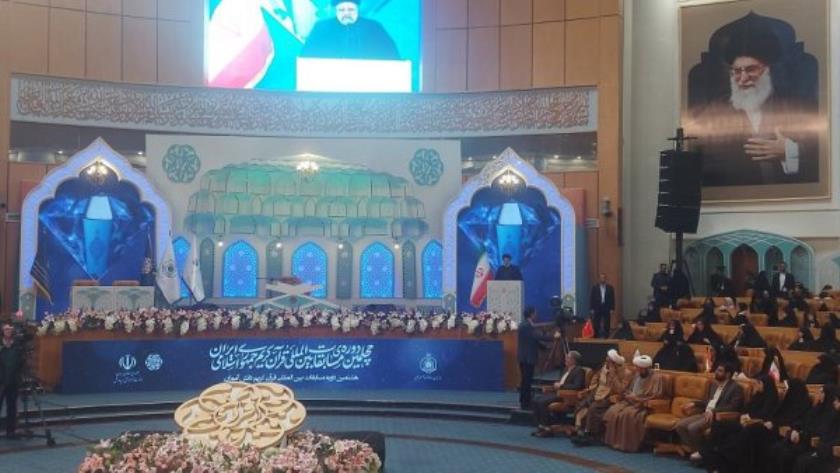 Iranpress: امروز وظیفه همه حافظان و قاریان قرآن روشنگری در جامعه با آیات نورانی قرآن کریم است