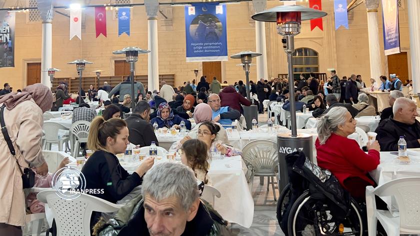 Iranpress: سنت‌دیرینه افطاری دادن به‌روزده‌داران در آنکارا 