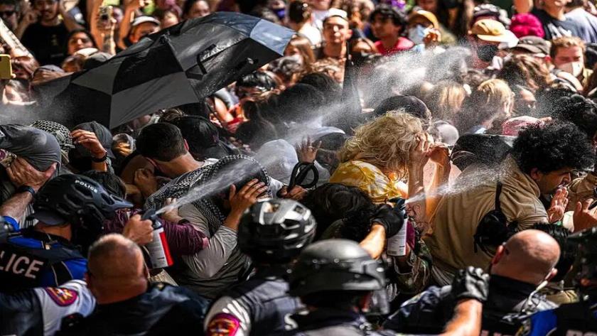 Iranpress: تشدید خشونت پلیس آمریکا/ استفاده از اسپری فلفل علیه دانشجویان