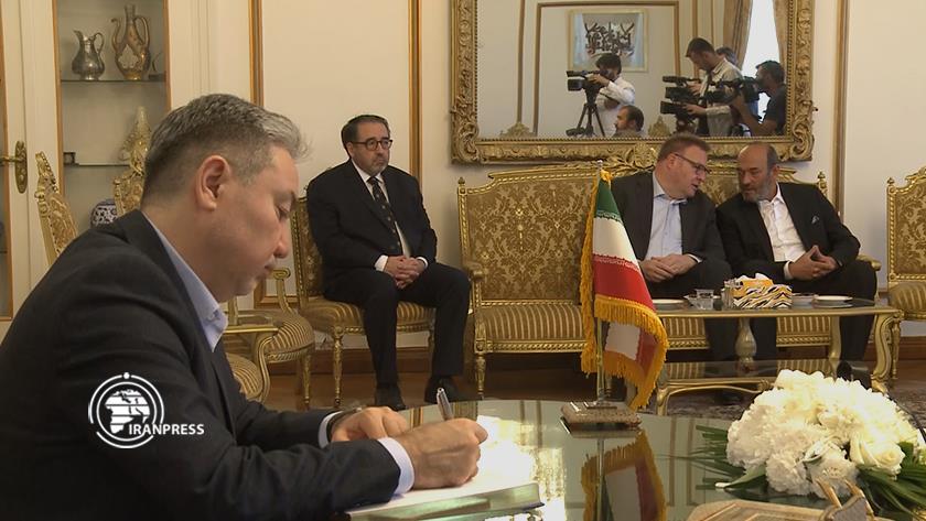 Iranpress: مراسم یادبود شهیدان خدمت در سفارت ایران در ترکیه 