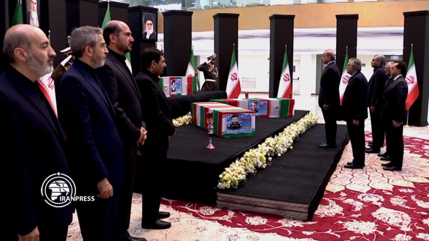 Iranpress: ادای احترام مهمان‌ها و هیئت‌های خارجی به رئیس جمهور شهید و همراهان+ ویدئو