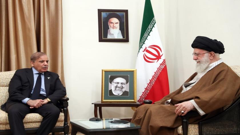 Iranpress: دیدار نخست وزیر پاکستان با رهبر انقلاب و ابلاغ پیام تسلیت این کشور به مردم ایران