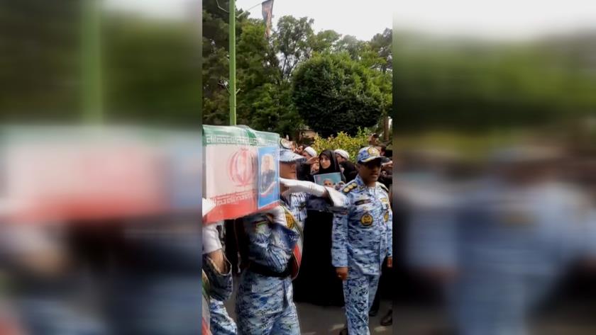 Iranpress: لحظه ادای احترام نظامی دختران خلبان سید طاهر مصطفوی به پیکر پدرشان