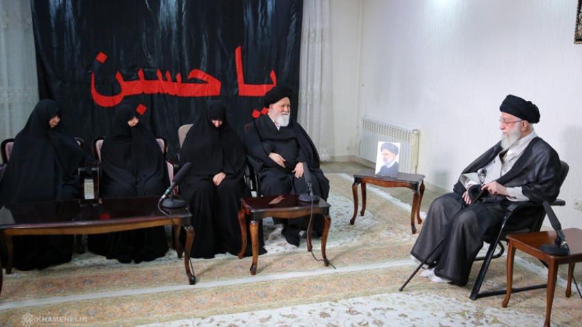 Iranpress: حضور رهبر انقلاب در منزل رئیس‌ جمهور شهید