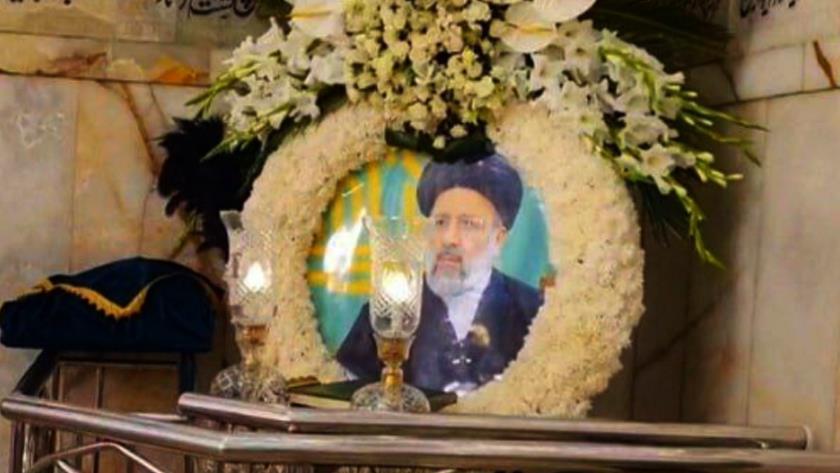 Iranpress: پیکر شهید رئیسی در حرم امام رضا (ع) آرام گرفت