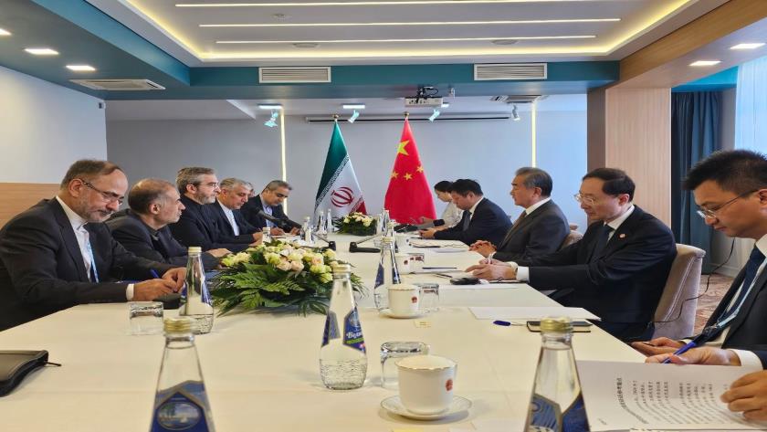 Iranpress: سرپرست وزارت امورخارجه با وزیر خارجه چین دیدار کرد